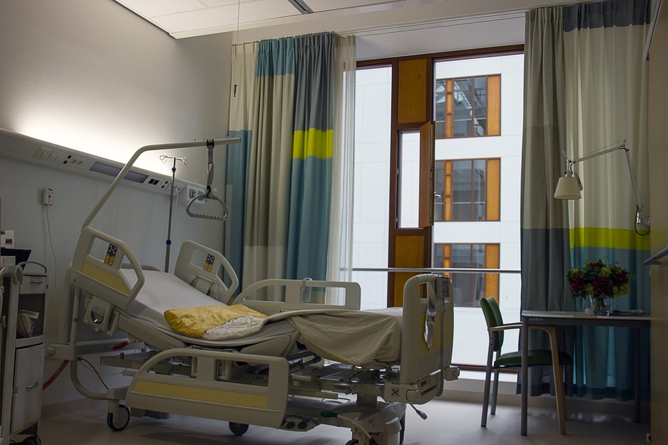 Materac przeciwodleżynowy a łóżko szpitalne
